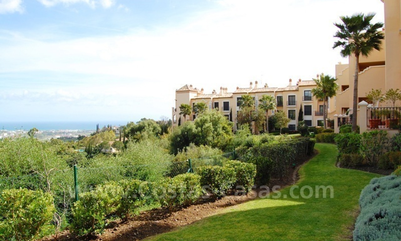 Apartamento moderno de lujo en venta con vistas espectaculares al mar en un complejo de golf en el valle del golf de Marbella 1