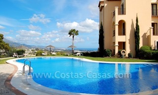 Apartamento moderno de lujo en venta con vistas espectaculares al mar en un complejo de golf en el valle del golf de Marbella 3