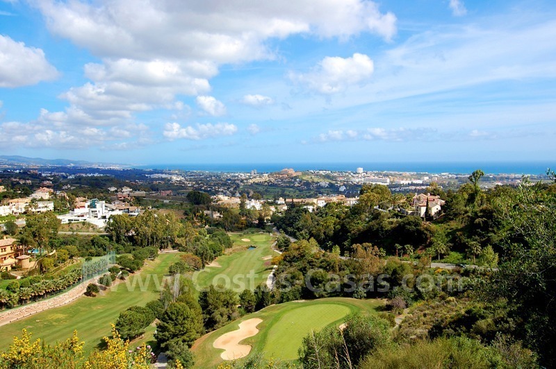 Apartamento moderno de lujo en venta con vistas espectaculares al mar en un complejo de golf en el valle del golf de Marbella