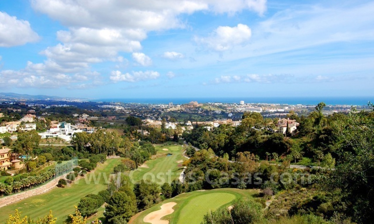 Apartamento moderno de lujo en venta con vistas espectaculares al mar en un complejo de golf en el valle del golf de Marbella 0