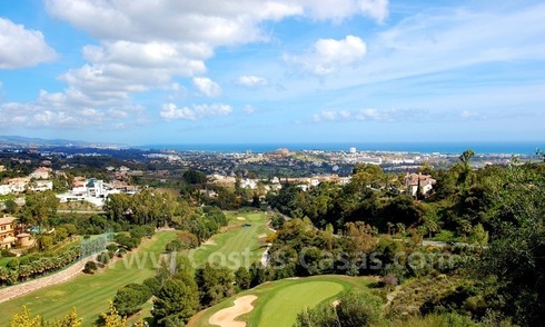Apartamento moderno de lujo en venta con vistas espectaculares al mar en un complejo de golf en el valle del golf de Marbella 