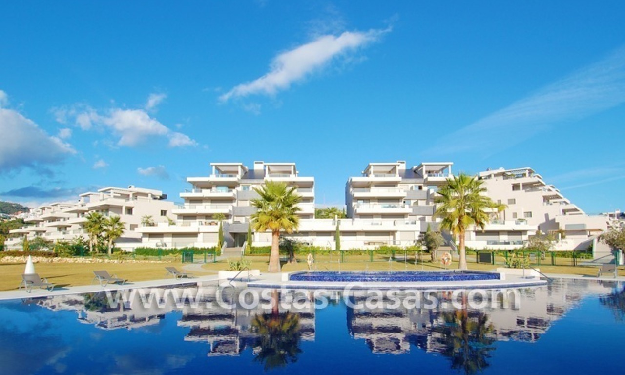Apartamentos y áticos de golf modernos de lujo con vistas al mar en la zona de Marbella - Benahavis 0