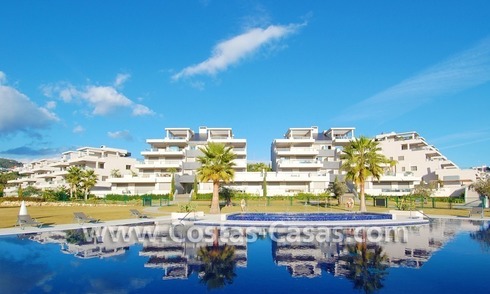 Apartamentos y áticos de golf modernos de lujo con vistas al mar en la zona de Marbella - Benahavis 