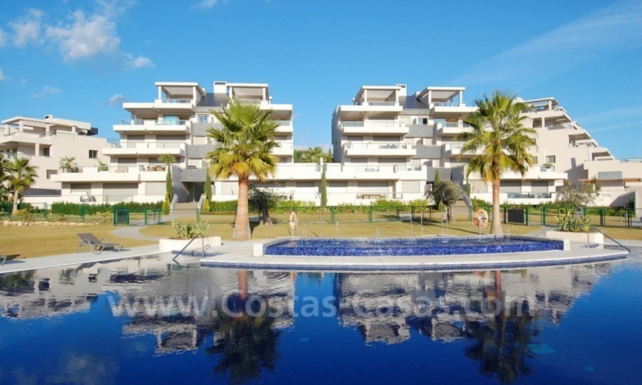 Apartamentos y áticos de golf modernos de lujo con vistas al mar en la zona de Marbella - Benahavis 1