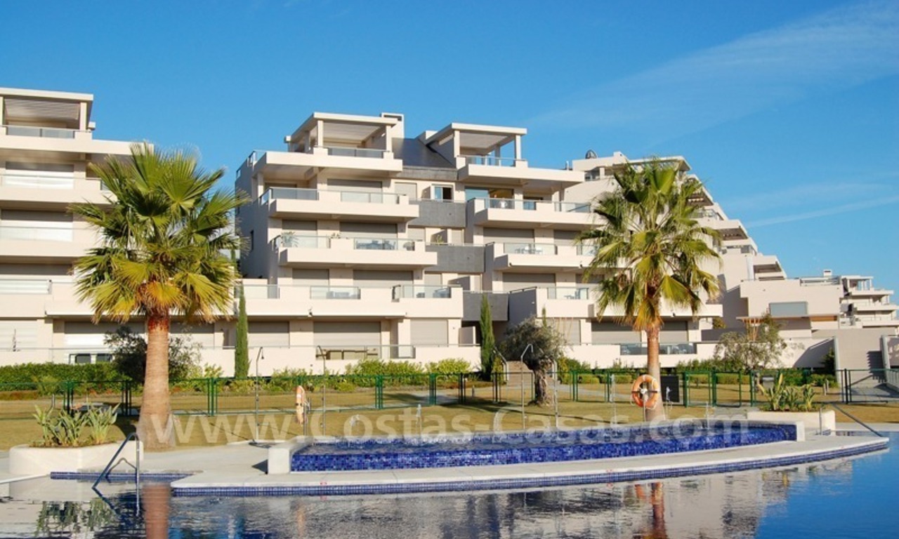 Apartamentos y áticos de golf modernos de lujo con vistas al mar en la zona de Marbella - Benahavis 2