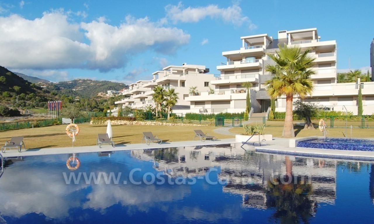 Apartamentos y áticos de golf modernos de lujo con vistas al mar en la zona de Marbella - Benahavis 3