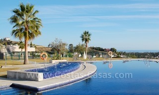 Apartamentos y áticos de golf modernos de lujo con vistas al mar en la zona de Marbella - Benahavis 4