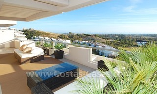 Apartamentos y áticos de golf modernos de lujo con vistas al mar en la zona de Marbella - Benahavis 8