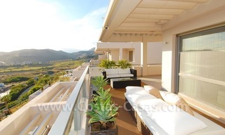 Apartamentos y áticos de golf modernos de lujo con vistas al mar en la zona de Marbella - Benahavis 9