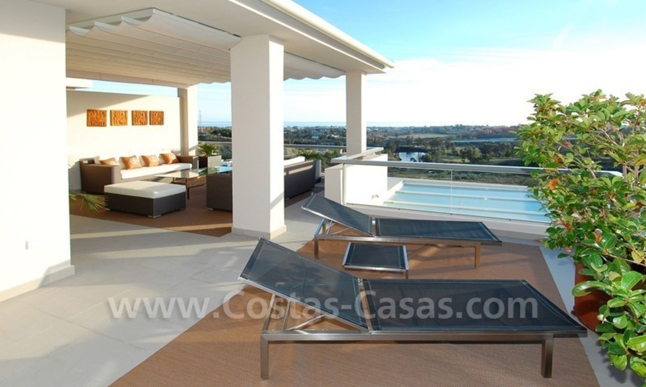 Apartamentos y áticos de golf modernos de lujo con vistas al mar en la zona de Marbella - Benahavis 12