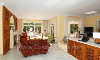 Villa a la venta cerca de la playa en la zona de Marbella – Estepona 9