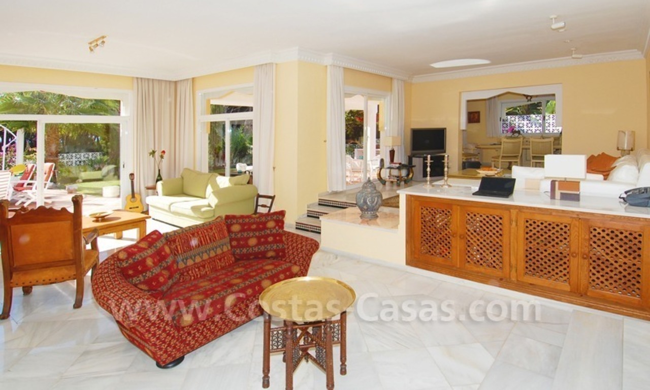 Villa a la venta cerca de la playa en la zona de Marbella – Estepona 11