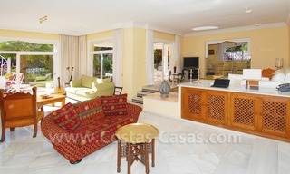 Villa a la venta cerca de la playa en la zona de Marbella – Estepona 11