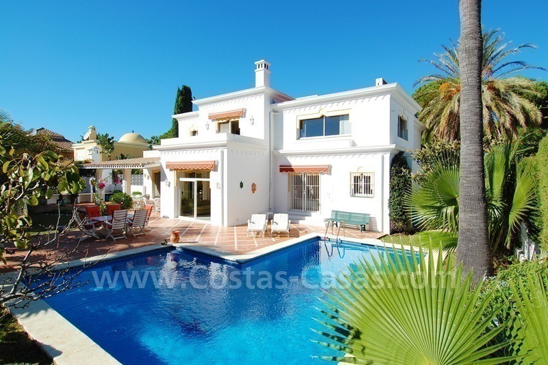Villa a la venta cerca de la playa en la zona de Marbella – Estepona