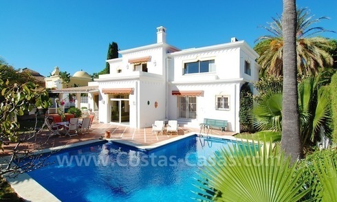 Villa a la venta cerca de la playa en la zona de Marbella – Estepona 