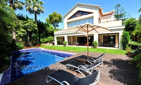 Villa exclusiva a la venta, situada en zona de playa en la Milla de Oro en Marbella 