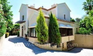 Villa exclusiva a la venta, situada en zona de playa en la Milla de Oro en Marbella 9
