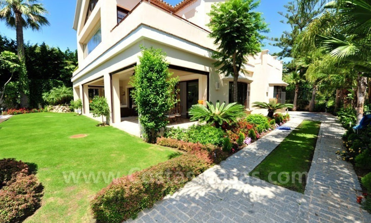 Villa exclusiva a la venta, situada en zona de playa en la Milla de Oro en Marbella 8