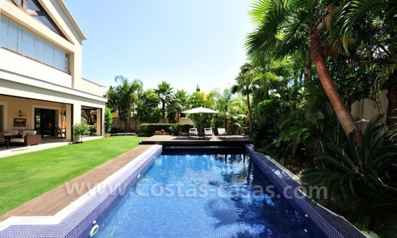 Villa exclusiva a la venta, situada en zona de playa en la Milla de Oro en Marbella 2