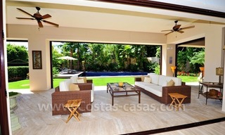 Villa exclusiva a la venta, situada en zona de playa en la Milla de Oro en Marbella 5