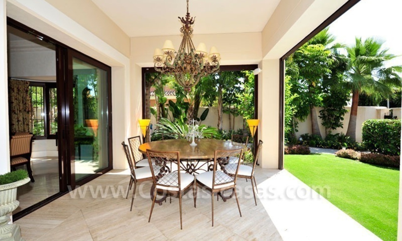 Villa exclusiva a la venta, situada en zona de playa en la Milla de Oro en Marbella 7