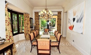 Villa exclusiva a la venta, situada en zona de playa en la Milla de Oro en Marbella 17