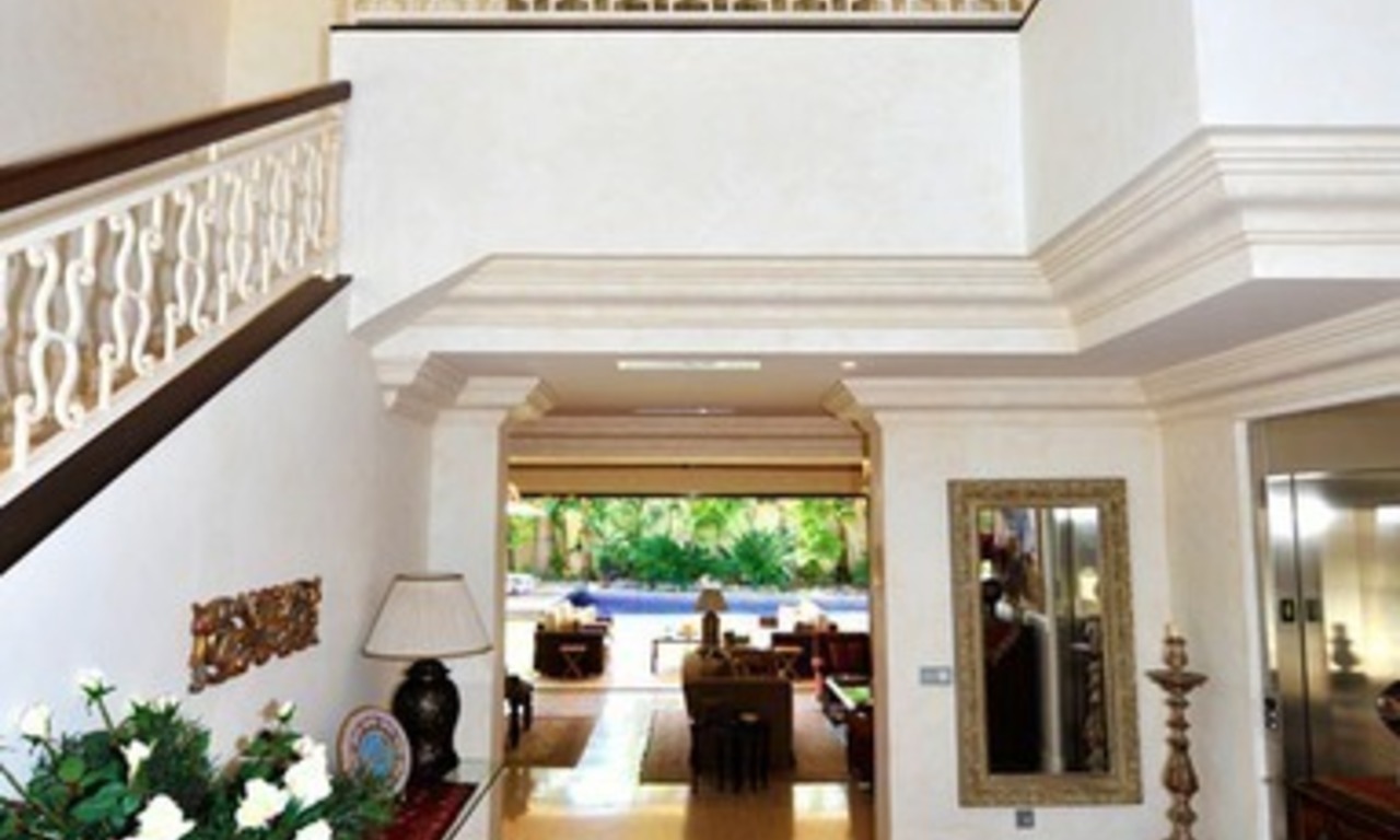 Villa exclusiva a la venta, situada en zona de playa en la Milla de Oro en Marbella 12