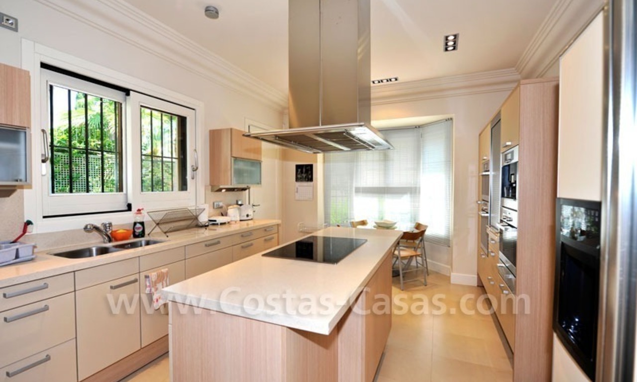 Villa exclusiva a la venta, situada en zona de playa en la Milla de Oro en Marbella 18