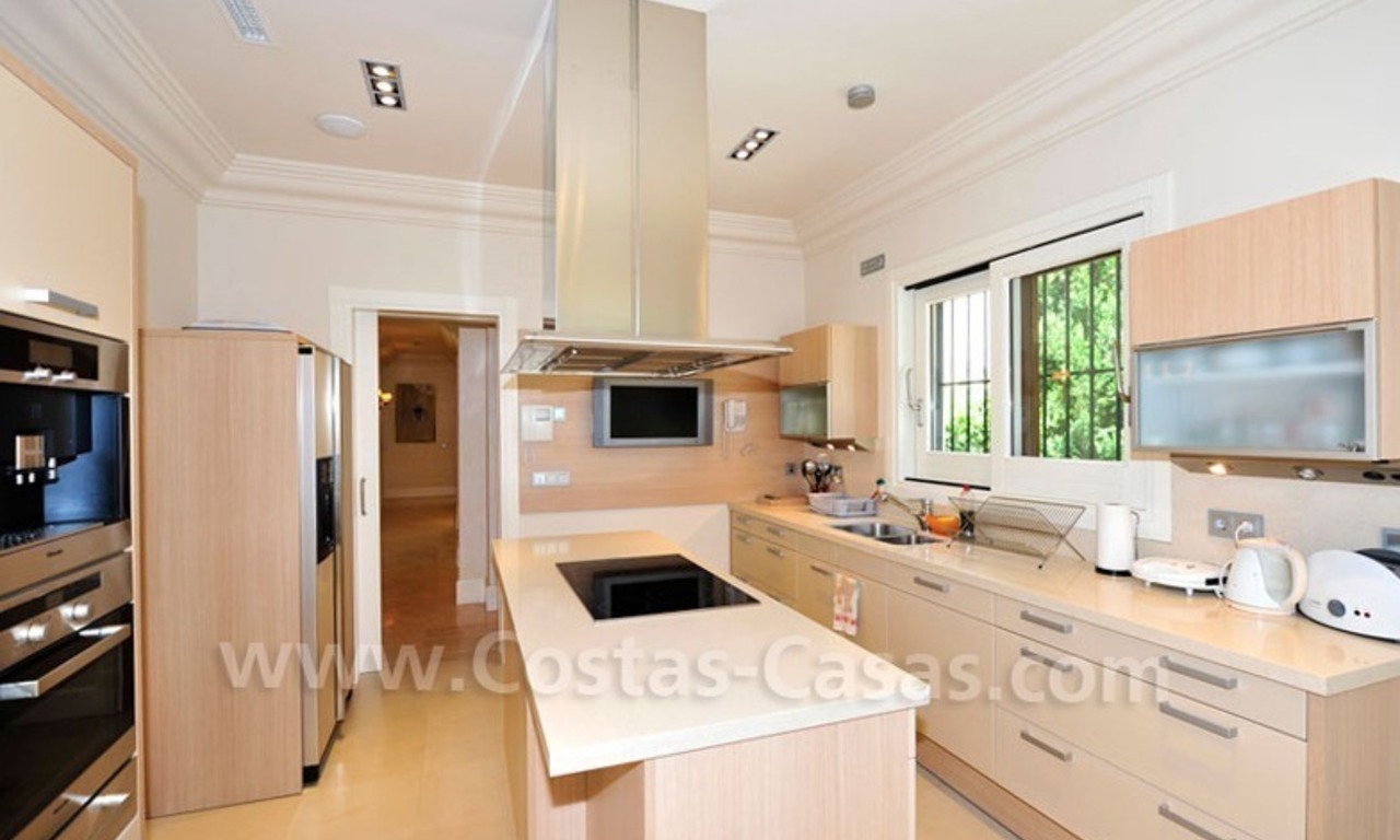Villa exclusiva a la venta, situada en zona de playa en la Milla de Oro en Marbella 19