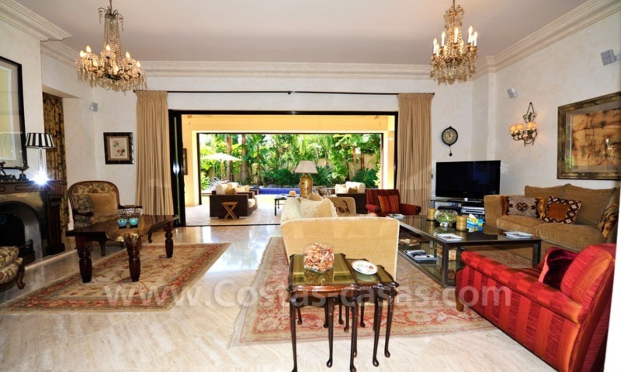 Villa exclusiva a la venta, situada en zona de playa en la Milla de Oro en Marbella 14
