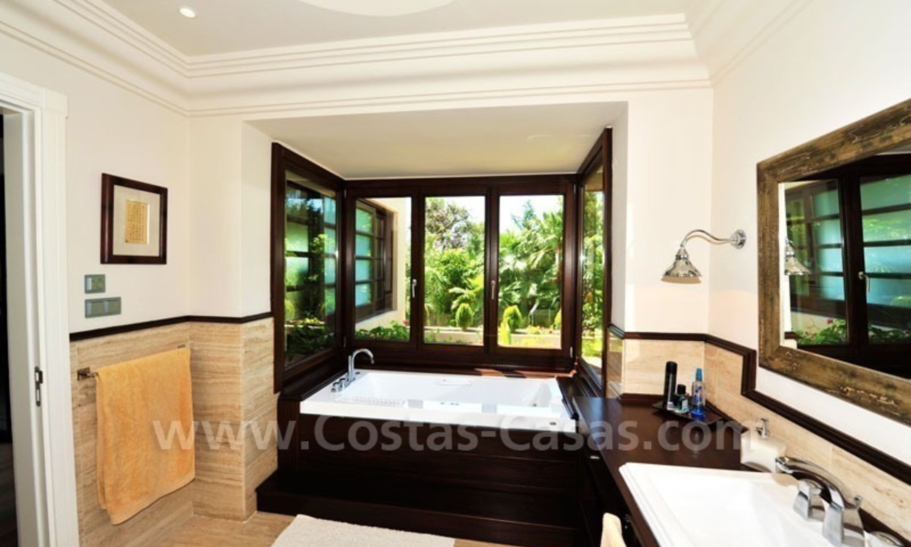 Villa exclusiva a la venta, situada en zona de playa en la Milla de Oro en Marbella 22
