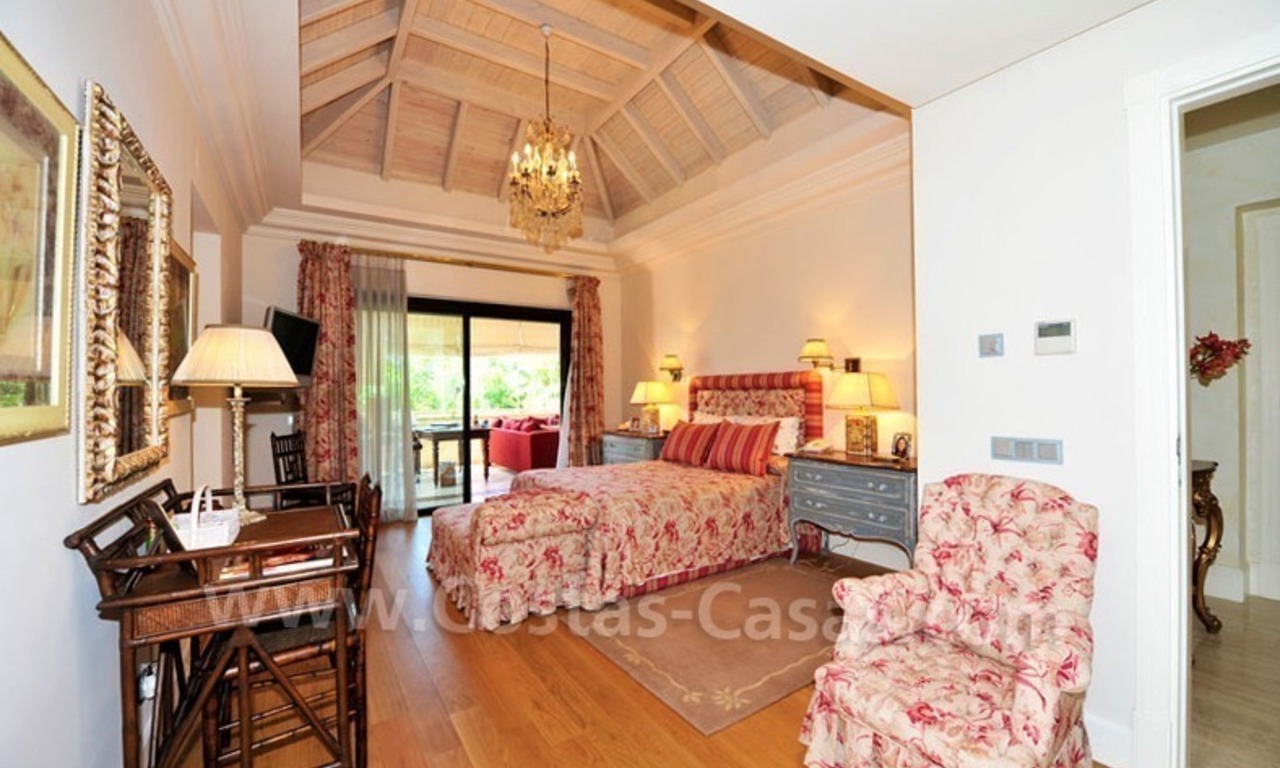 Villa exclusiva a la venta, situada en zona de playa en la Milla de Oro en Marbella 20