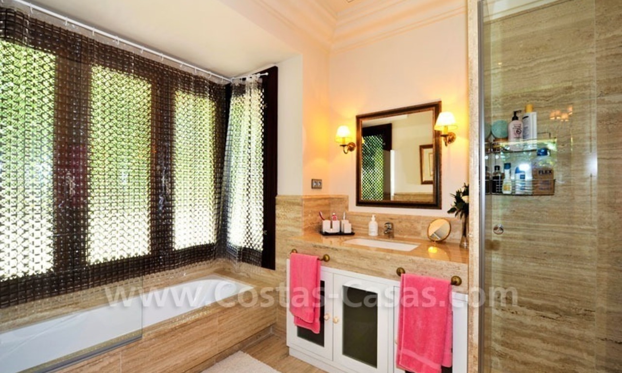 Villa exclusiva a la venta, situada en zona de playa en la Milla de Oro en Marbella 25