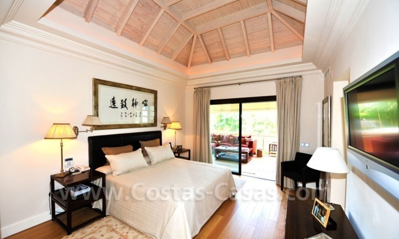Villa exclusiva a la venta, situada en zona de playa en la Milla de Oro en Marbella 23