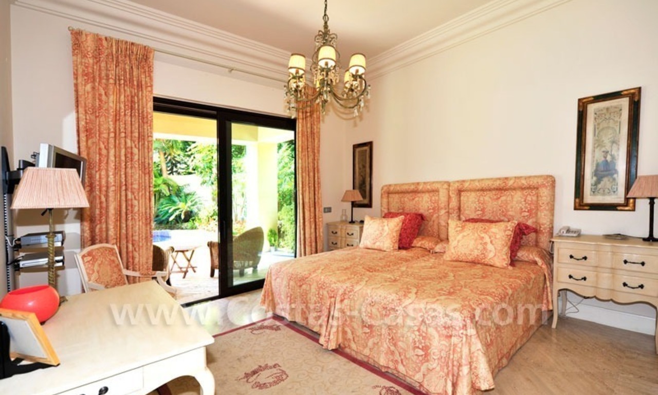 Villa exclusiva a la venta, situada en zona de playa en la Milla de Oro en Marbella 24
