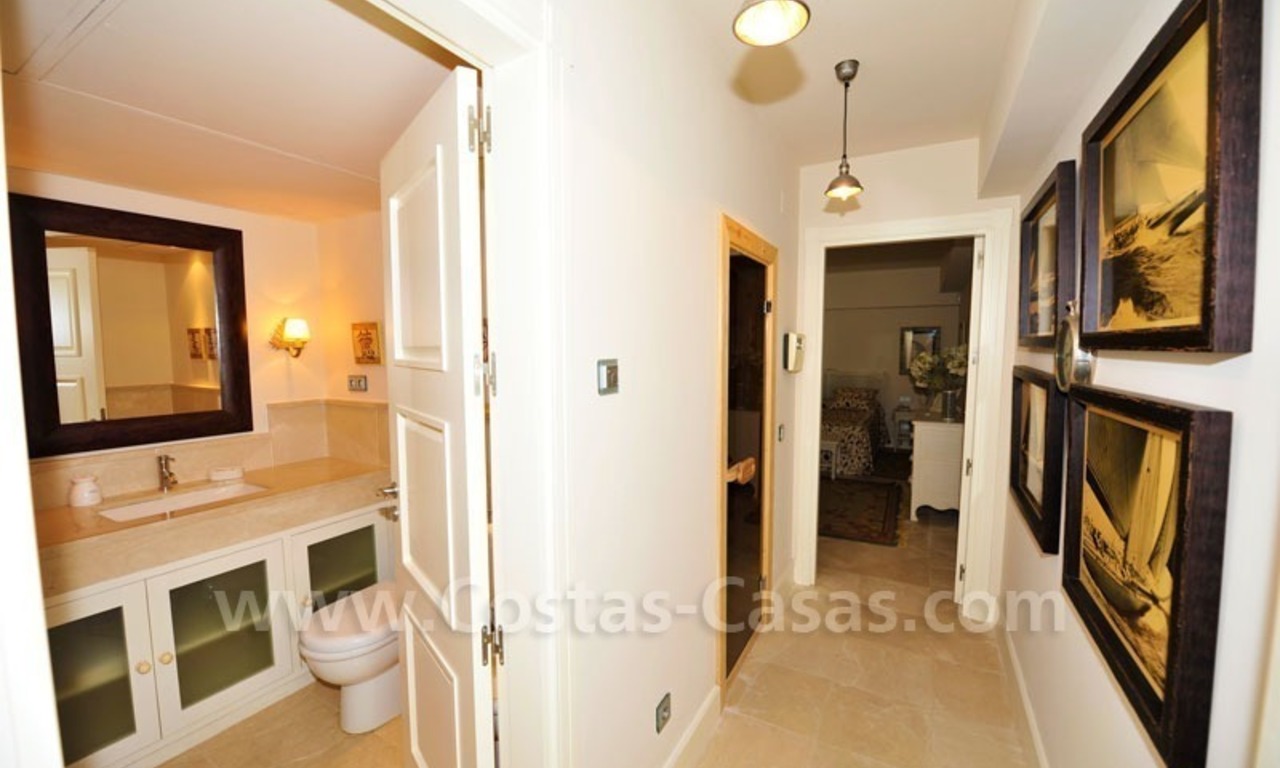 Villa exclusiva a la venta, situada en zona de playa en la Milla de Oro en Marbella 26