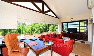Villa exclusiva a la venta, situada en zona de playa en la Milla de Oro en Marbella 28