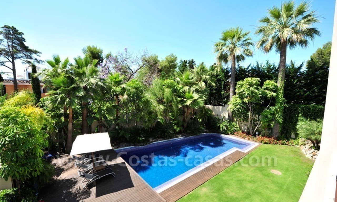Villa exclusiva a la venta, situada en zona de playa en la Milla de Oro en Marbella 29