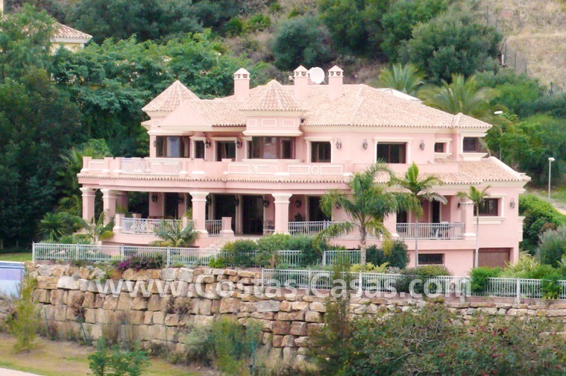Amplia y exclusiva mansión a la venta en Marbella – Benahavis. 