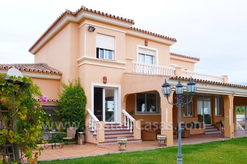 Villa a la venta cerca de algunos campos de golf en una zona muy conocida en Estepona – Marbella – Benahavis