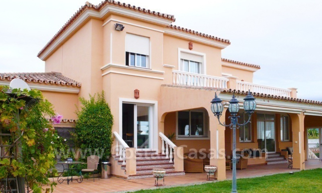 Villa a la venta cerca de algunos campos de golf en una zona muy conocida en Estepona – Marbella – Benahavis 0