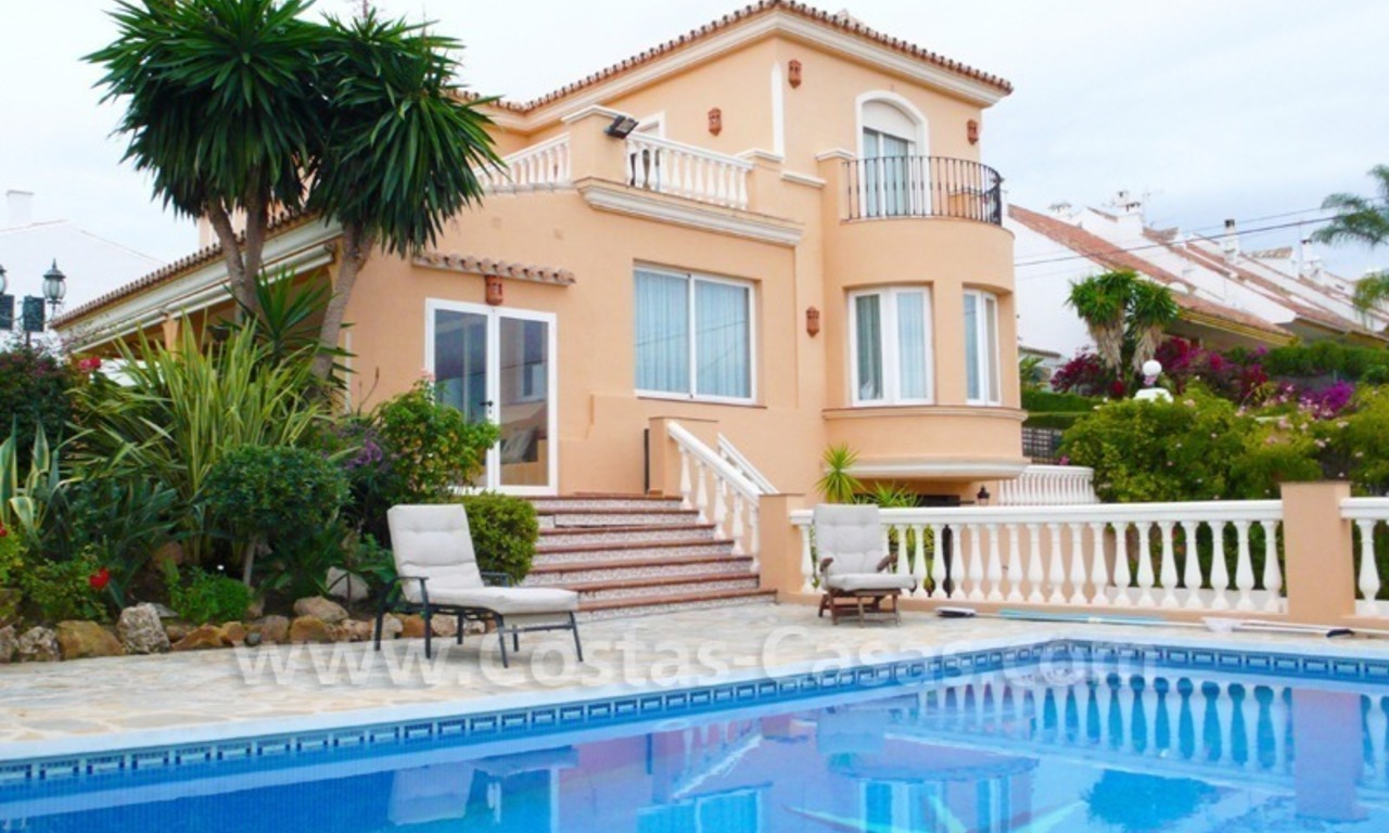 Villa a la venta cerca de algunos campos de golf en una zona muy conocida en Estepona – Marbella – Benahavis 1