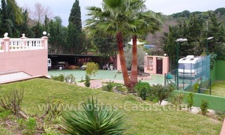 Gran villa situada en zona de playa con casas de invitados a la venta cerca de la playa en la zona este de Marbella 4