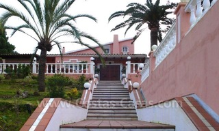 Gran villa situada en zona de playa con casas de invitados a la venta cerca de la playa en la zona este de Marbella 2