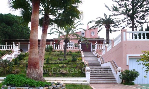Gran villa situada en zona de playa con casas de invitados a la venta cerca de la playa en la zona este de Marbella 