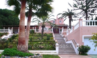 Gran villa situada en zona de playa con casas de invitados a la venta cerca de la playa en la zona este de Marbella 0