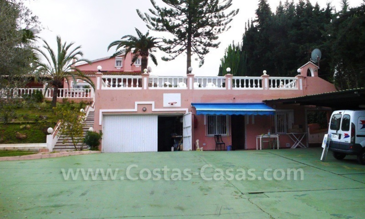 Gran villa situada en zona de playa con casas de invitados a la venta cerca de la playa en la zona este de Marbella 1