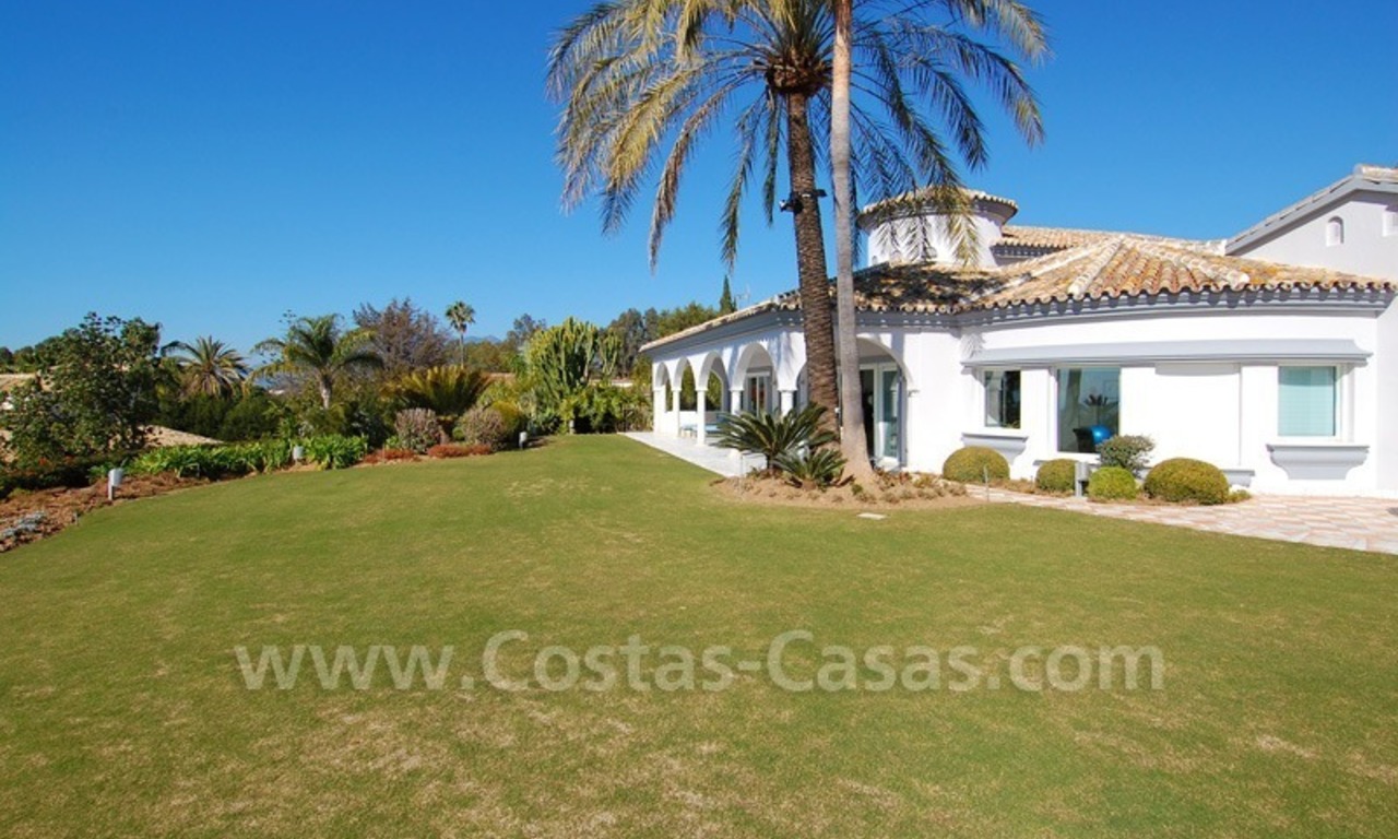 Sorprendente villa de estilo contemporáneo a la venta en Marbella 2