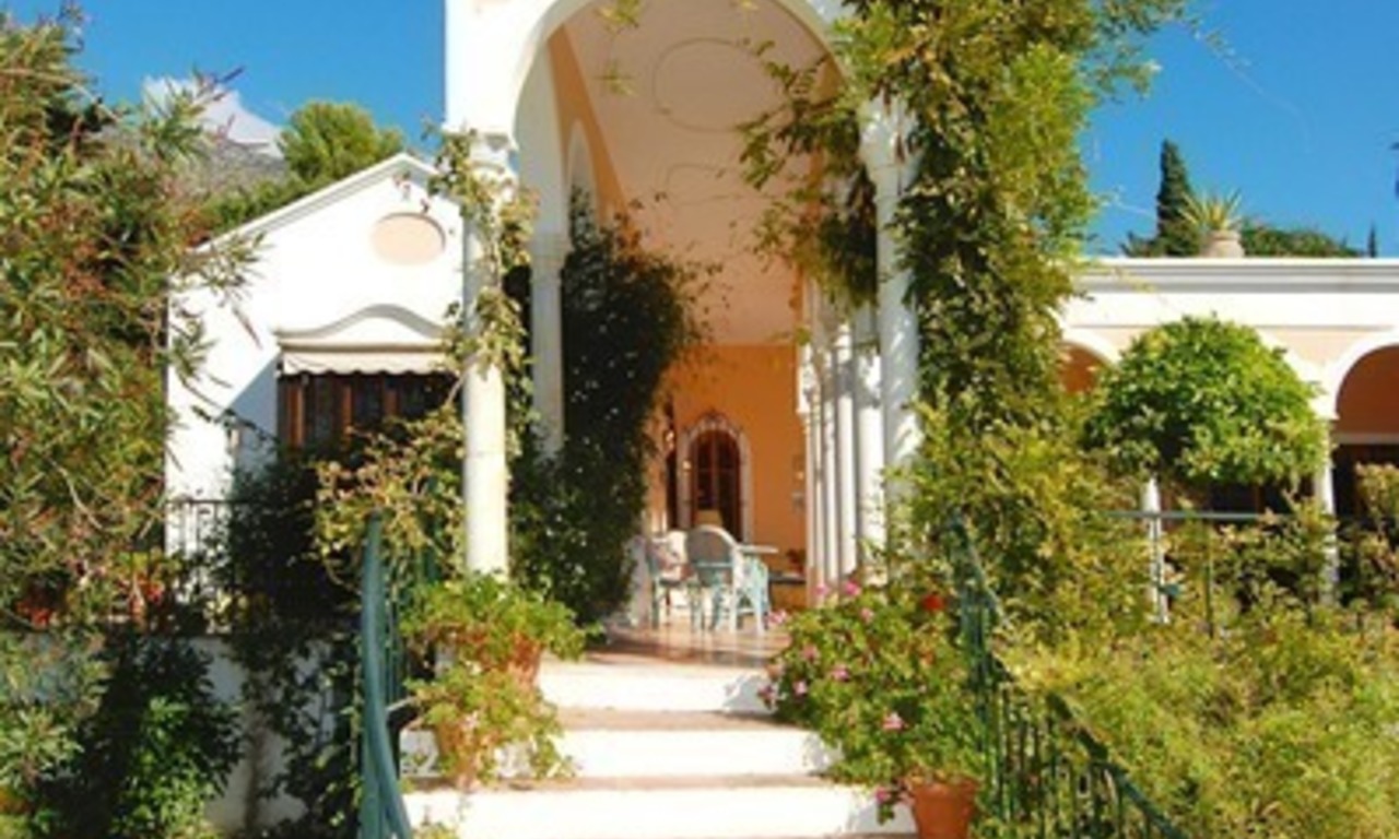 Villa romántica a la venta en la zona norte de la Milla de Oro en Marbella 9