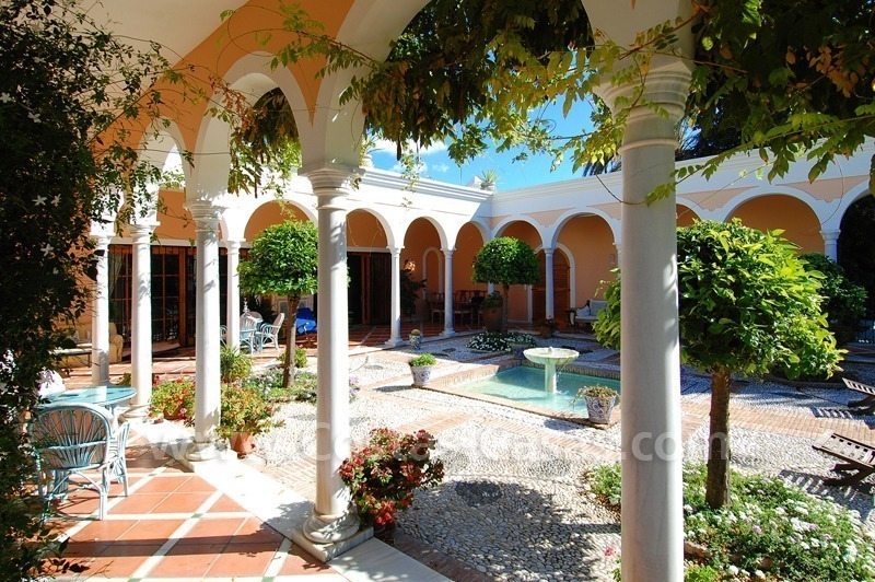 Villa romántica a la venta en la zona norte de la Milla de Oro en Marbella 